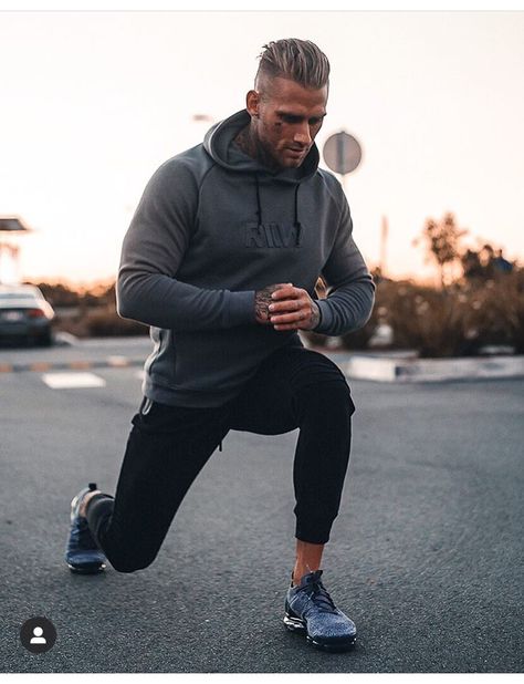 Sporty Photoshoot Ideas, Mens Athleisure Outfits, Pose Running, Mens Fitness Photography, Gym Body Goals, Gym Outfits Aesthetic, Fitness Poses, Fitness Lifestyle Photography, Gym Outfit Ideas