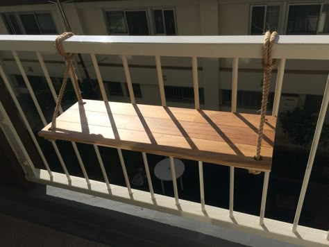 Balkontisch. DIY-ed. - Ama Tong - Diy #kleine Balkonmöbel  Balkontisch. DIY-ed.  #weise #Balcony Garden #Balcony Garden apartment #Balcony Garden ideas #Balcony Garden small #Facebook #verlassen Klein Balkon Decor, Halloween Balcony, Indian Balcony, Apartment Halloween, Rustic Outdoor Decor, Apartment Privacy, Balcony Table, Balkon Decor, Balcony Ideas Indian