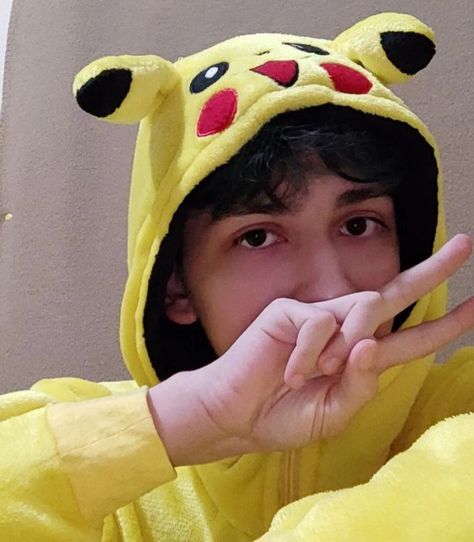 Se ve bien hermoso en su traje de pikachu ✨️😻 Timothee Chalamet, Punk Rock, Pikachu, Actors, Anime