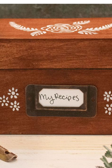 This DIY Recipe Box Is the Heartfelt Homemade Gift You're Looking For Diy Recipe Box Wood, Diy Recipe Box Ideas, Recipe Box Ideas, Recipe Box Diy, Recipe Box Wooden, Carpentry Skills, Handwritten Recipes, Diy Recipe, Plastic Stencil