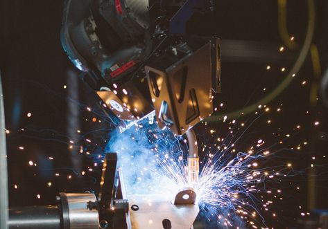 In most of manufacturing, robots do what they’re told. They haven’t been able to teach themselves. That’s starting to change, especially with welding robots. Robotic Automation, Robotic Welding, Computer Workstation, Welding Art, Metal Fabrication, Welding Projects, Civil Engineering, Metal Working, Geometry