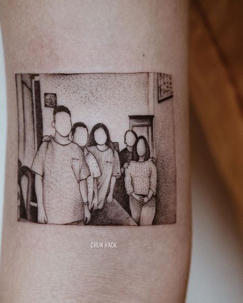 Fine Line Family Portrait Tattoo, Family Outline Tattoo, Photo Outline Tattoo, Portrait Outline Tattoo, Framed Tattoo Ideas, Picture Outline Tattoo, Family Portrait Tattoo, Family Outline, Brother And Sister Tattoo Ideas