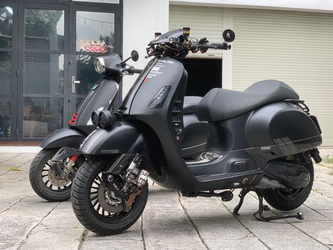 #Vespa #GTS #GTV #Red #Black #GTV300 #GTS300 #Retro #Vintage #Cafe Vespa Gts Custom, Scooter Modified, Vespa 300, Vespa Gtv, Vespa Gts 300, Vespa Bike, Motorcross Bike, Vespa Gts, Moto Scooter