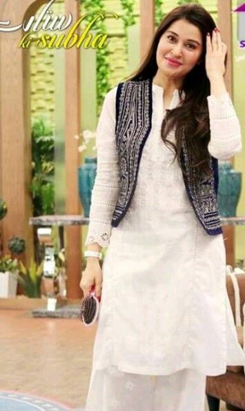 White Dress Design, White Kameez, Outfits With Vest, All White Outfits, Jacket Style Kurti, Kurti Suit, White Frock, Salwar Kamiz, Kurti Neck Designs