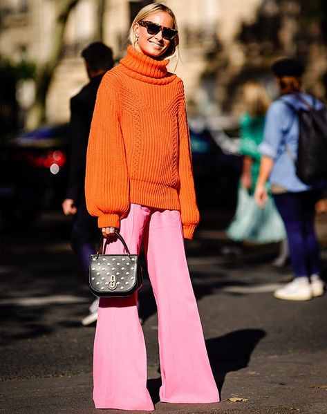 woman wearing an orange sweater and pink pants Marlene Hose, Orange Sweater, Cooler Look, Pink Pants, Mode Inspo, 가을 패션, Mode Vintage, Colourful Outfits, Mode Inspiration