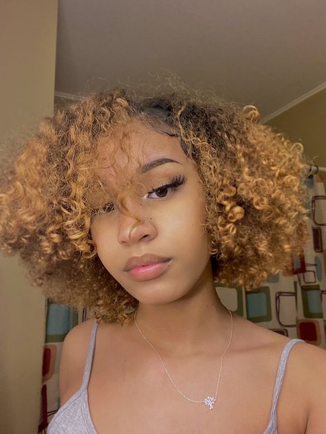 Dyed Curly Hair, Beauty Hair Color, Bold Hair Color, Cute Hair Colors, Hair Color Streaks, Quick Natural Hair Styles, Colored Curly Hair, Dyed Natural Hair, Honey Blonde Hair