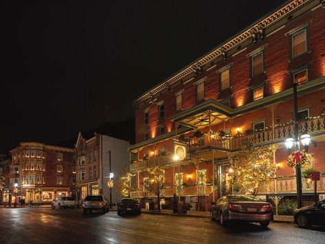 This Pennsylvania Town Transforms into a Magical Christmas Destination each December | Travel Maven | NewsBreak Original December Travel, Jim Thorpe Pa, Free Family Activities, Christmas Photograph, Mansion Tour, Old Time Christmas, Jim Thorpe, Christmas Stock Photos, Scenic Train Rides