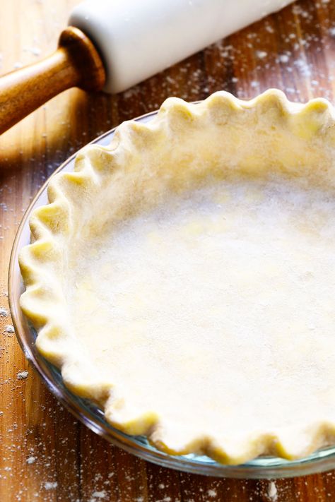 Learn how to make pie crust with this delicious, flaky, all-butter homemade pie crust recipe. It's easy to make in the food processor or 100% by hand with just 5 ingredients. | gimmesomeoven.com #pie #crust #dessert #homemade #thanksgiving #christmas #holiday #howto Magic Pie, Making Pie Crust, Best Pumpkin Pie Recipe, Pie Crust From Scratch, Pie Crust Recipe Easy, All Butter Pie Crust, Recipe Thanksgiving, Cake Heart, Homemade Pie Crust Recipe