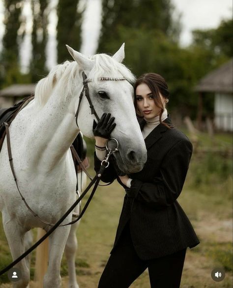 Horse Riding Photoshoot Ideas, Horse Photoshoot Ideas, Equine Photography Poses, Horse Photoshoot, Woman Riding Horse, Horse Riding Aesthetic, Equestrian Aesthetic, Women's Shooting, Horses Theme