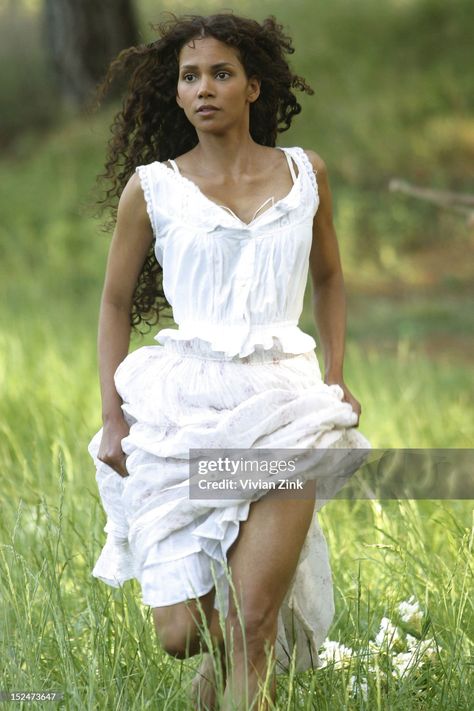 Halle Berry In The 90s, Halle Berry Perfect Stranger, Halle Berry 90s, Halle Berry Young, Halle Berry Body, Halle Berry Movies, Halle Berry Hairstyles, Halle Berry Style, Brunette Aesthetic