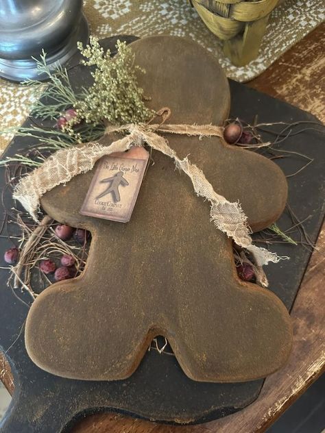 Linda’s Salvaged Sweet Pickin’s Sweet Annie, Gingerbread Crafts, Gingerbread Christmas Decor, Bottle Brush Christmas Trees, Country Christmas Decorations, Primitive Crafts, Gingerbread Men, Primitive Christmas, Christmas Wood