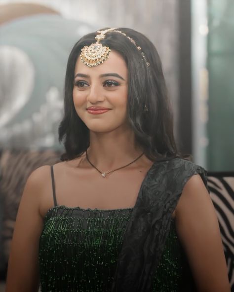 Tikka Hairstyle, Alphabet Pendent, Engagement Hairstyle, Open Hairstyle, New Hair Look, Bridal Wardrobe, Matha Patti, Engagement Hairstyles, Helly Shah