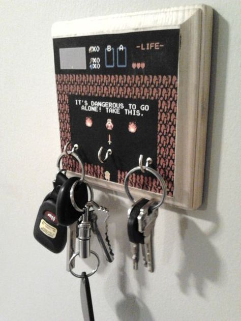 "Legend of Zelda" key holder. It's dangerous to go alone... Geek Home Decor, Game Gifts, Geeky Craft, Geek Crafts, Key Rack, Key Hanger, Key Hooks, Geek Out, Geek Chic