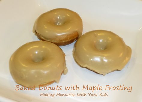 Baked Donuts with Maple Frosting Maple Frosting Recipe, Maple Donuts, Vegan Shortbread, Maple Frosting, Baked Doughnuts, Baked Donut Recipes, Donut Maker, Homemade Donuts, Doughnut Recipe