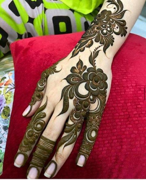 Short Mahendiii Design, Mahendiii Design Back Hand, Khafeef Mehendi Designs, Mahendiii Design, Mahendi Designs Latest, Khafif Mehndi Designs, Khafif Mehndi Design, Legs Mehndi Design, Henna Art Designs