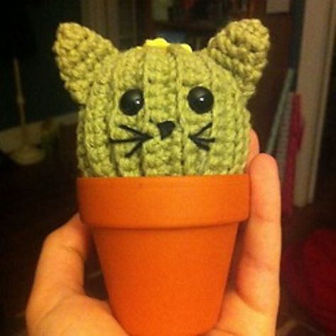 Too cute - Cat cactus free #crochet pattern from @ramenneedles Cat Cactus, Crochet Succulent, Diy Fleur, Crochet Plants, Crochet Cats, Cactus Cat, Cactus Pattern, Crochet Cactus, Cat Crochet