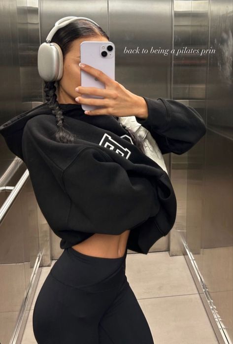 Madisonsarah_ on ig #hoodieseason #hoodiestyle #hoodieoutfit #blackoutfit #comfystyle #comfyclothes #sportyfashion #sportyoutfit #pilateslovers #gymgoals #gymlife #gymwear #headphones #mirorselfie Gym Headphones, Gym Outfits, Workout Pictures, Hoodie Outfit, Comfy Fashion, Sporty Outfits, Sporty Chic, Gym Wear, Sporty Style