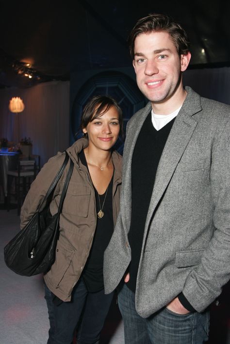 John Krasinski and Rashida Jones dated before working on The Office together. Rashida Jones, Cute Celebrity Couples, John Krasinski, Seventeen Magazine, Richard Gere, Famous Couples, Famous Men, Cinematic Photography, Julia Roberts