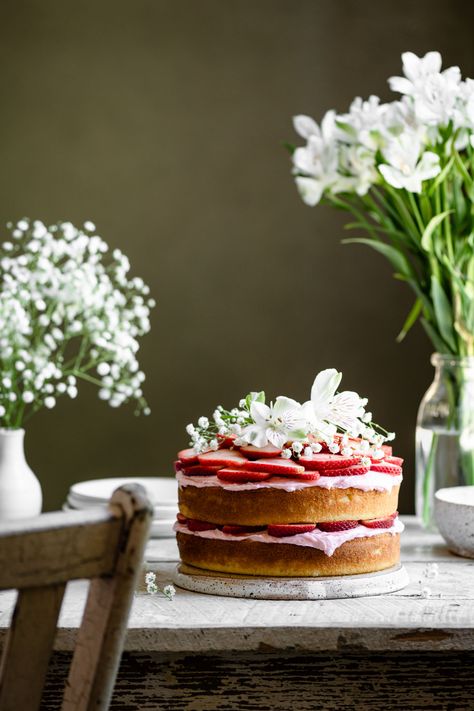 Delicious strawberry lemonade cake with layers of rich lemon cake with strawberry buttercream and fresh strawberries. Fun summer cake. #strawberrylemonadecake #summercake #strawberrybutterceam #twocupsflour Strawberry Lemonade Cookies, Easy Strawberry Lemonade, Strawberry Lemonade Cake, Homemade Strawberry Lemonade, Lemonade Cake, Strawberry Lemonade Recipe, Strawberry Treats, Strawberry Buttercream, Spring Cake