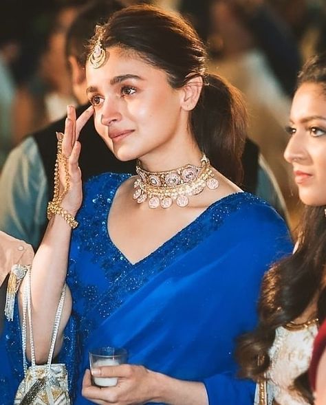 Alia Bhatt Lehenga, Alia Bhatt Hairstyles, Alia Bhatt Saree, Bollywood Makeup, Side Bun Hairstyles, Side Bun, Indian Bride Outfits, Bun Hairstyle, Dance Shorts