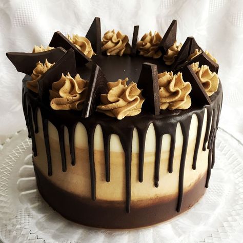 Mocha Recipes, Chocolate Mocha Cake, Chocolate Cake With Coffee, Coffee Buttercream, Dark Chocolate Cake, Chocolate Drip Cake, Mocha Chocolate, Crunch Cake, Cake Vegan