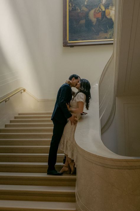 A romantic couple kissing on a white marble staircase Dc Engagement Photos, Museum Photography, Art Gallery Wedding, Couple Engagement Pictures, Engagement Pictures Poses, Engagement Inspo, Bridal Photoshoot, Washington Dc Wedding, Museum Wedding