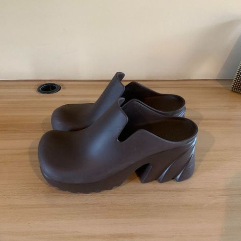 Bottega Veneta Flash Rubber Clogs - SIZE 40 (10) Heels With Platform, Rubber Clogs, Bottega Veneta Shoes, Bottega Veneta, Block Heels, Clogs, Flash, In Italy, Heels