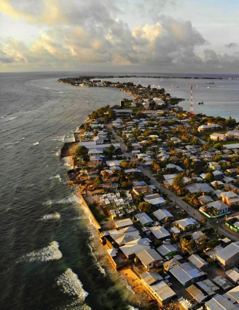 Huge waves and disease turn Marshall Islands into 'a war zone,' health official says - Los Angeles Times Marituis Island, Kwajalein Atoll, Huge Waves, Oceania Travel, Sea Level Rise, The Marshall, Living Modern, Beautiful Cities, Marshall Islands