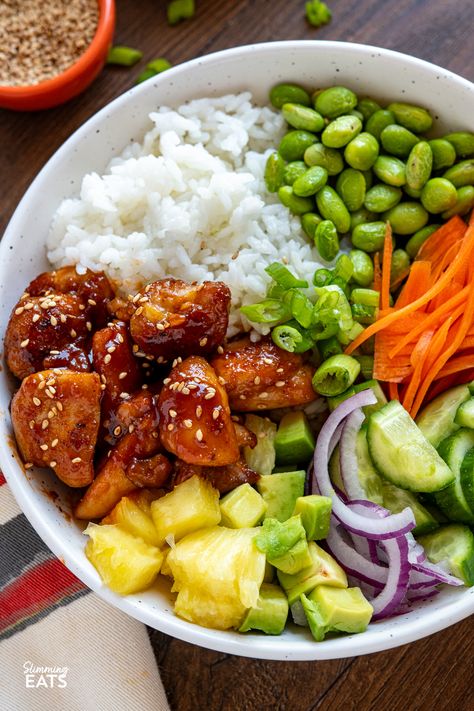 Hawaiian Chicken Poke Bowl - Bursting with freshness and vibrancy, every mouthful offers a symphony of flavours. From succulent chicken in sauce to crisp veggies, pineapple, creamy avocado, fluffy rice, and a drizzle of spicy mayo. Hawaiian Bowls Chicken, Spicy Tuna Poke Bowl, Chicken Poke Bowl, Chicken In Sauce, Spicy Tuna Poke, Refreshing Dinner, Bowls Recipes, Tuna Poke Bowl, Sw Meals