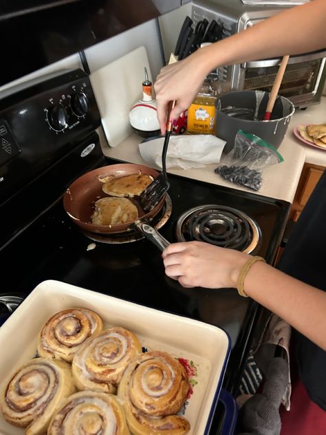 Sweet Pancakes, Girl Cooking, How To Make Pancakes, Friends Aesthetic, Being A Mom, Family Cooking, Cooking Basics, Cooking Together, Fall Baking