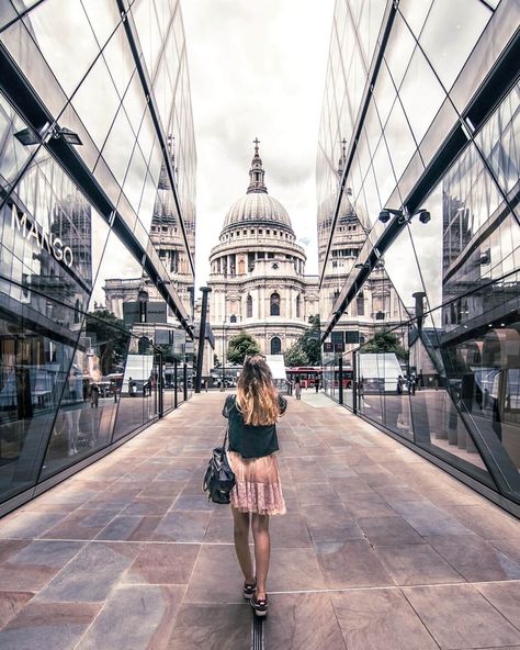 Backyard Bridge, London Neighborhoods, Christmas Things To Do, London Bucket List, Walking Down The Street, London Attractions, Instagram Guide, St Pauls Cathedral, Neighborhood Guide