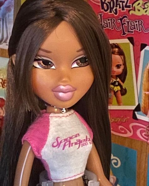 Brown Skin Bratz Doll, Bratz Morena, Cute 2000s Outfits, Bratz Doll Makeup, Bratz Yasmin, Bratz Doll Outfits, Brat Doll, Bratz Girls, Bratz Inspired Outfits