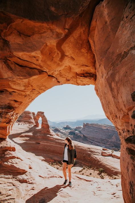 Moab Instagram Pictures, Arches National Park Photoshoot, Zion National Park Photoshoot, Arches National Park Photo Ideas, Moab Photoshoot, Traveling Poses, Arches National Park Photography, Future Pictures, Bryce National Park