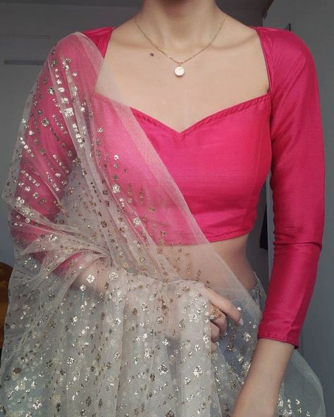 Unique Lehanga Designs Latest, Silk Lengha Blouse Designs, Sarees With Tops, Latest Party Wear Blouse Designs, Lengha Blouse Designs Latest, Choli Styles For Lehenga, Blouse Designs Latest On Lehenga, Blouse Inspo For Lehenga, Lengha Top Design