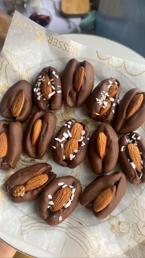 Chocolate Dates, Catering Ideas Food, Healthy Food Inspiration, Luxury Chocolate, Healthy Food Dishes, Food Displays, Sweet Snacks Recipes, Snap Food, Yummy Yummy