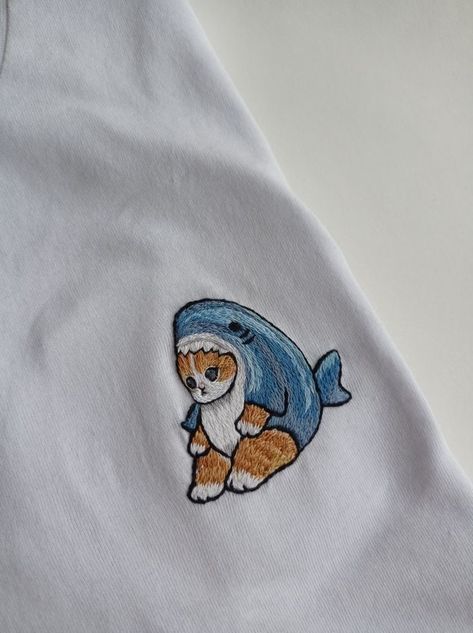 Emboirdery Ideas, Embroider Ideas, Cute Tshirt, Clothes Embroidery Diy, Simple Hand Embroidery Patterns, Embroidery Tshirt, Embroidery Hoodie, Diy Embroidery Patterns, Basic Embroidery Stitches