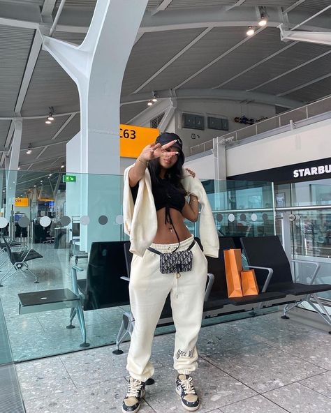 Get Into This Style on Instagram: “Flight mode ✨😍😍 @xnegzx.x • Follow @getintothisstyle for more and tag #getintothisstyle • #isawitfirst #ootdsubmit #dresses__up…” Cute Airport Outfit, Airport Outfit Summer, Airplane Outfits, Hypebeast Fashion, Airport Fits, Glam Photoshoot, Vacay Outfits, Effortlessly Chic Outfits, Causal Outfits