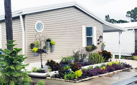 Mobile Home Side Yard Ideas, Front Of Mobile Home Landscape Ideas, Flower Bed In Front Of Mobile Home, Mobile Home Front Yard Ideas, Landscape Ideas Around Mobile Home, Landscape For Mobile Homes, Landscaping Around Mobile Home, Landscaping Mobile Home, Manufactured Home Landscaping