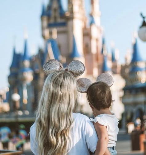 Disney With Baby, Disney World Photo Ideas, Disney Family Outfits, Disney Maternity, Disneyland Birthday, Disneyland Photos, Disney Photo Ideas, Family Disney Trip, Disney Paris