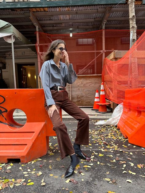 1/2: Brown corduroy pants could be the new jeans Uniform Style, Brown Corduroy Pants, Poplin Skirt, Leandra Medine, London Look, Red Turtleneck, Shirt Tucked In, Work Uniforms, Fashion Sites