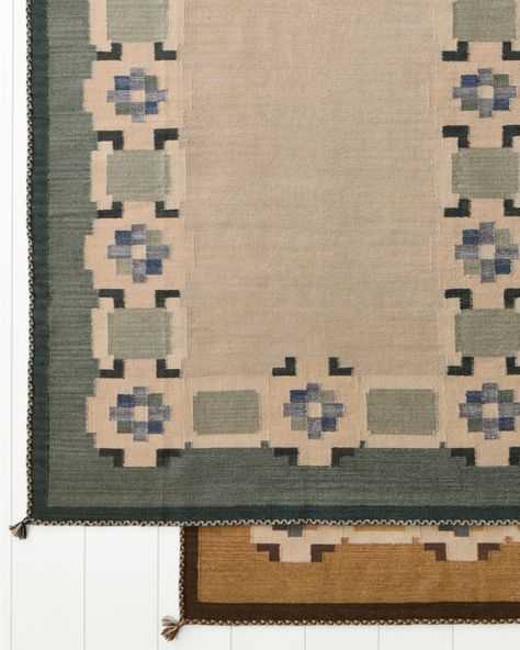 Woven on a loom by master artisans, this flat-weave wool rug adds plenty of dimension to any space with its geometric border, heathered center, and braided trim. A handmade tassel at each corner provides the perfect finishing touch.  Exclusive. Braided trim border. Handmade 2" tassels. Whipstitched edges. Houndstooth Rug, Rug Alternative, Living Room Rug Placement, Braided Wool Rug, Textured Rug, Traditional Aesthetic, Flat Weave Wool Rug, Art Deco Rug, Hooked Wool