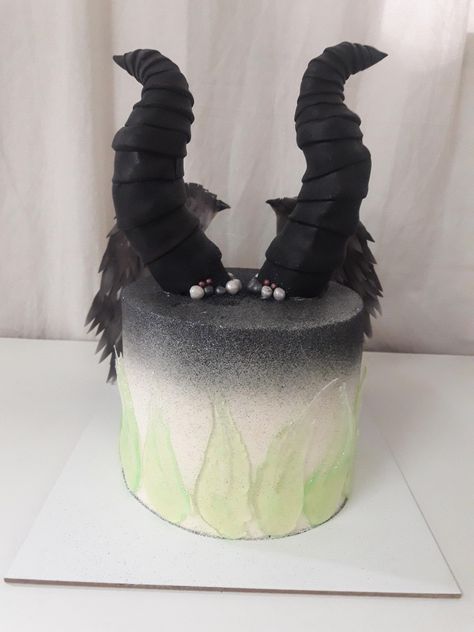 Cuernos y alas de maléfica, un poco de fuego verde muy a su estilo hecho con caramelo. Butter Cream Cake, Maleficent Party, Libra Birthday, Buttercream Cake, Cream Cake, Maleficent, Butter Cream, Fondant, Butter