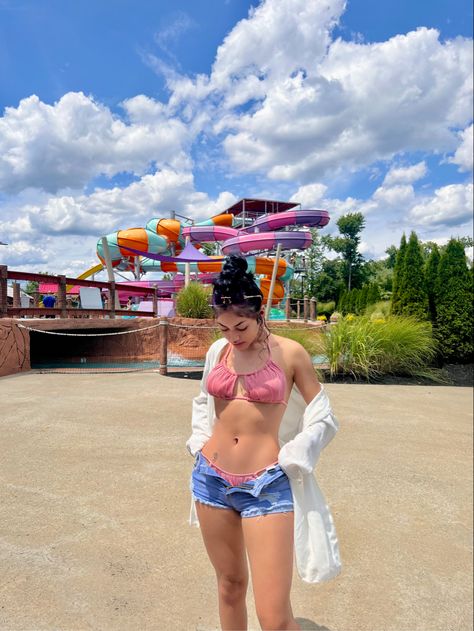 Outfits For Water Parks Summer, Water Park Pose Ideas, Waterpark Outfits For Women, Water Park Outfit Ideas Summer, Outfit For Water Park, Water Park Picture Ideas, Waterpark Poses, Waterpark Picture Ideas, Water Park Outfit For Moms