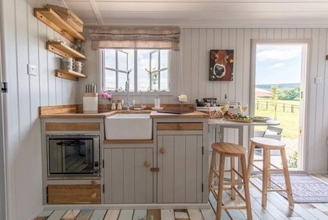 Kitchen No Island, Tiny Cottage Interior, Small Cottage Interiors, Tiny House Inspiration, Tiny Cottage, Cottage Interior, Shepherds Hut, Cottage Kitchens, Cottage Interiors