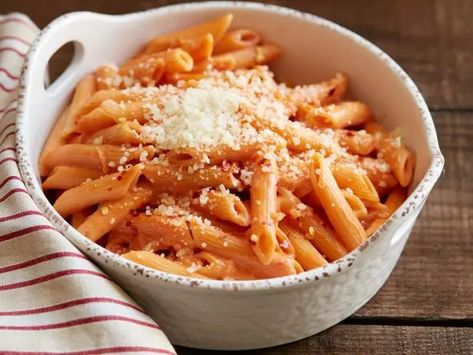 Penne Alla Vodka Recipe, Penne Vodka, Vodka Sauce Pasta, Ree Drummond Recipes, Rasta Pasta, Penne Alla Vodka, Vodka Pasta, Alla Vodka, Vodka Recipes