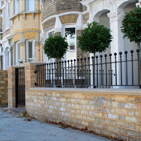 Wall Railings Garden, Front Wall Railing Design, Iron Railings Front Garden, Front Railings House, Front Garden Wall Ideas Uk, London Brick Wall, Front Drive Wall Ideas, Victorian Front Garden Wall, Victorian Railings Front Gardens