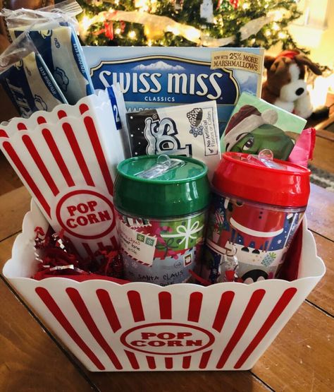 Dollar Tree Movie Night Gift Basket - Glitter On A Dime Dollar Tree Diy Gift Ideas, Diy Dollar Tree Gifts, Movie Basket, Movie Basket Gift, Movie Night Basket, Family Gift Baskets, Movie Night Gift Basket, Bucket Gifts, Movie Night Gift