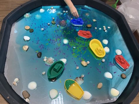 Boats and shells with blue water Water Tray Eyfs, Tuff Tray Ideas Toddlers, Summer Camp Activities, Learning Phonics, Toy Boats, Eyfs Activities, Water Tray, Nursery Activities, Transportation Theme