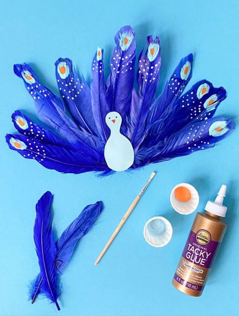 Paint feathers and glue them together to make an easy peacock craft for kids. Bird Craft With Feathers, Feather Crafts For Kids, Feather Art Projects, Paint Feathers, Painting Feathers, Craft Feathers, Peacock Crafts, Diy Preschool, Sensory Crafts