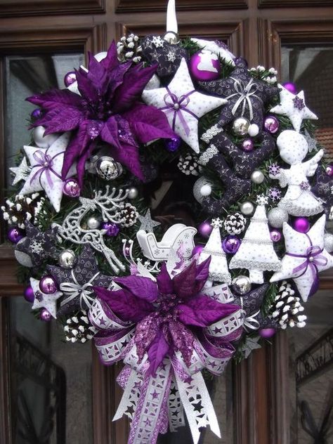 Navidad en morado, ¿por qué no? | Revista KENA México Purple Christmas Wreath, Purple Christmas Decorations, Couronne Diy, Christmas Purple, Christmas Wreath Ideas, Purple Christmas Tree, Diy Christmas Wreath, Christmas Decorations Wreaths, Creative Christmas Trees